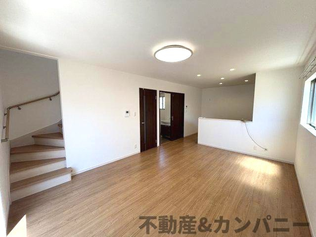 西垣生町の中古のおうち　松山市西垣生町中古戸建の居間・リビング|おしゃれな居間です