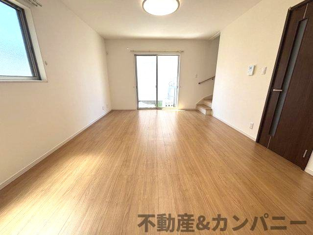 西垣生町の中古のおうち　松山市西垣生町中古戸建の居間・リビング|キッチンからみたリビングです
