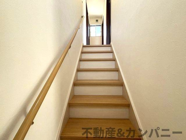 西垣生町の中古のおうち　松山市西垣生町中古戸建のその他|手すり付き階段です