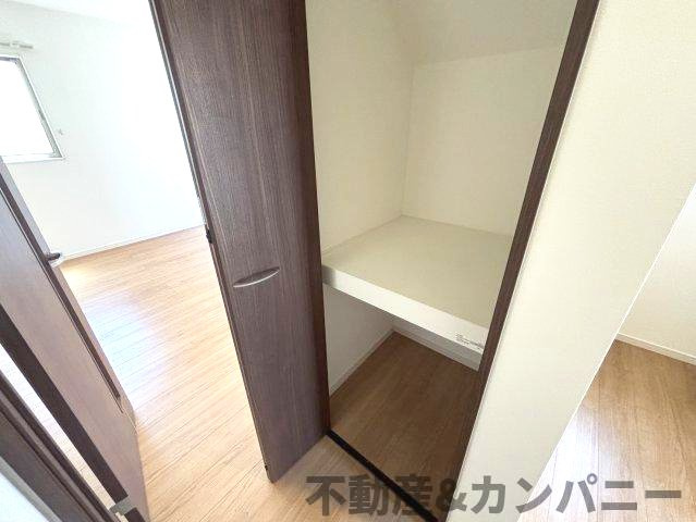 西垣生町の中古のおうち　松山市西垣生町中古戸建の玄関|収納があります