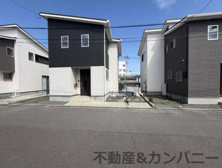 西垣生町の中古のおうち　松山市西垣生町中古戸建の前面道路含む現地写真|前面道路含む現地写真です