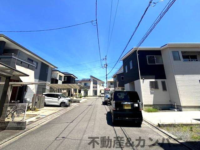 西垣生町の中古のおうち　松山市西垣生町中古戸建の前面道路含む現地写真|前面道路含む現地写真です