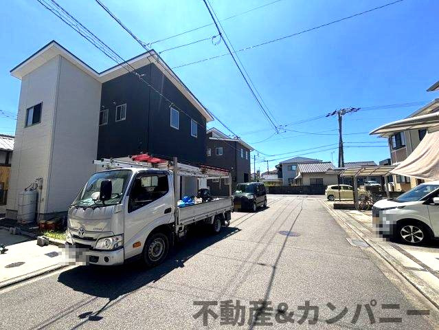 西垣生町の中古のおうち　松山市西垣生町中古戸建の前面道路含む現地写真|前面道路含む現地写真です