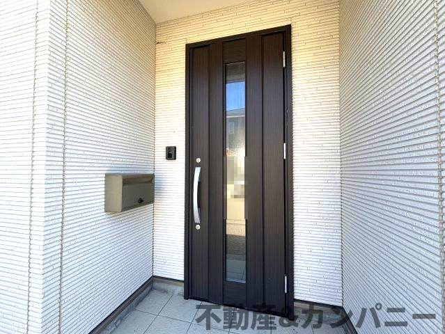 西垣生町の中古のおうち　松山市西垣生町中古戸建の玄関|シンプルで使いやすい玄関です