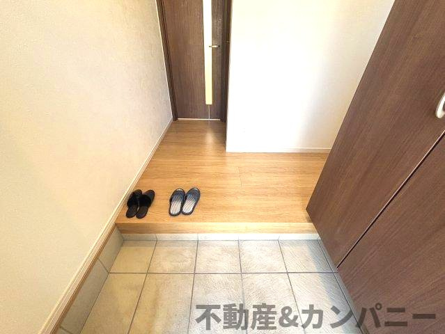 西垣生町の中古のおうち　松山市西垣生町中古戸建の玄関|収納もある玄関です