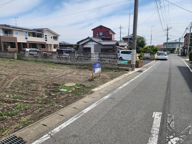高崎市上豊岡町　売地の前面道路含む現地写真