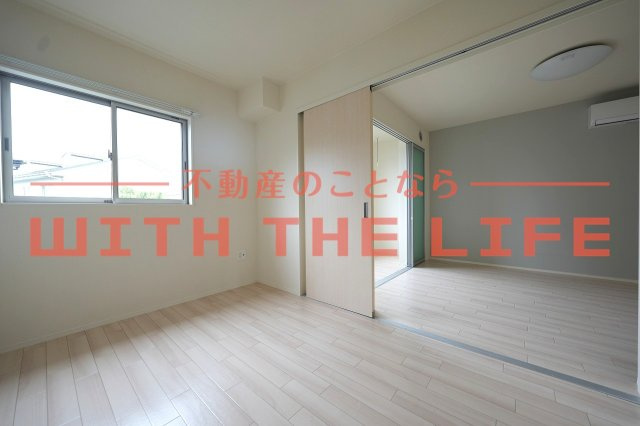 サクラヴィラージュ津福【キャッシュバック対象物件】の居間・リビング|おしゃれなリビングです