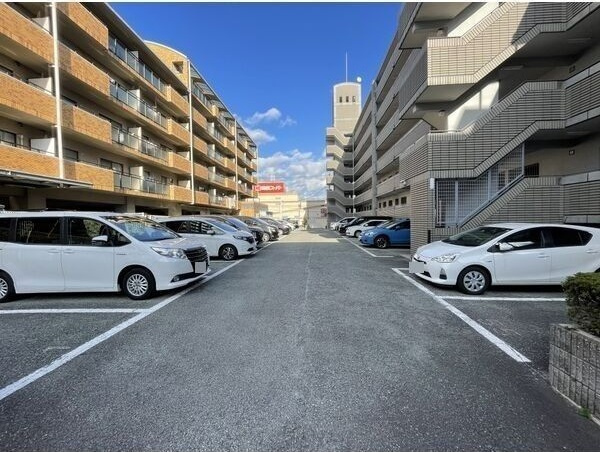 アビタシオン橋本IIの駐車場