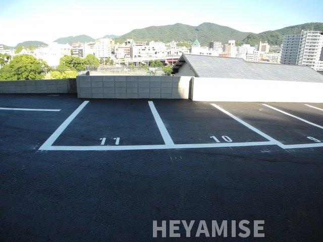 長崎市宝栄町のアパートの駐車場
