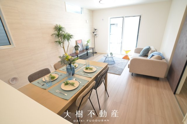 【居間・リビング】 | 座間市南栗原6丁目　新築戸建て　全１棟【仲介手数料無料】