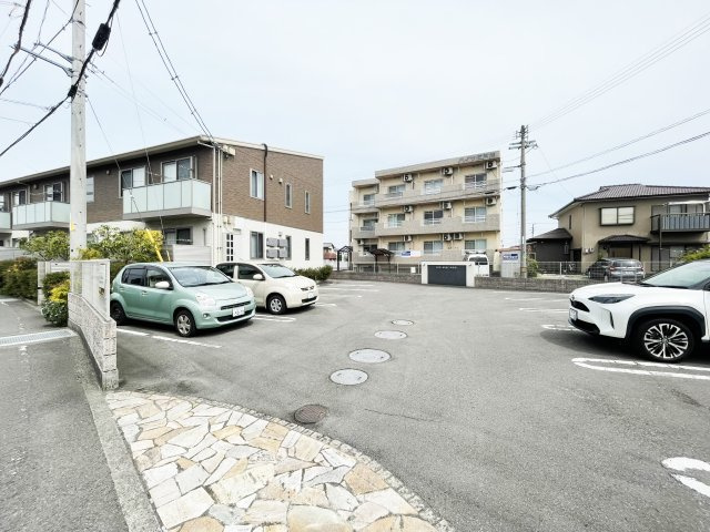 プロヌーブ中島田の駐車場