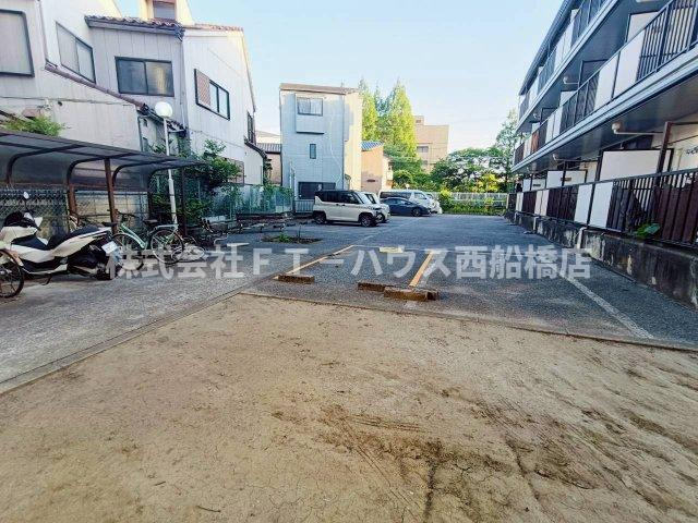 コーポラスクレインの駐車場