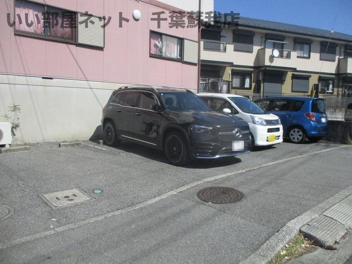 メイプルの駐車場|駐車場があるので、車を買う予定の方も安心です