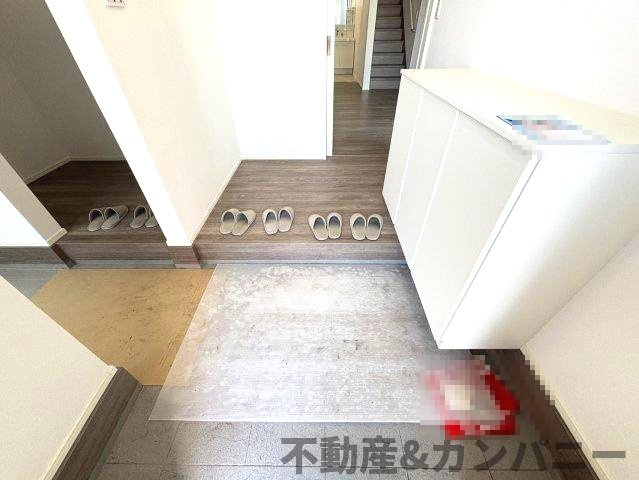 森松町の新築のおうち2号棟　松山市森松町新築戸建の玄関|シンプルで使いやすい玄関です