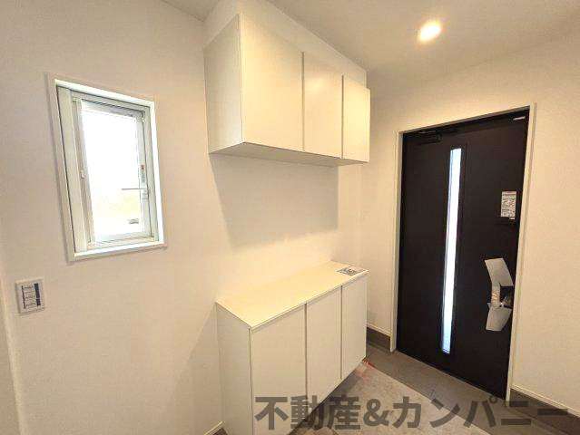 森松町の新築のおうち2号棟　松山市森松町新築戸建の玄関|玄関収納です
