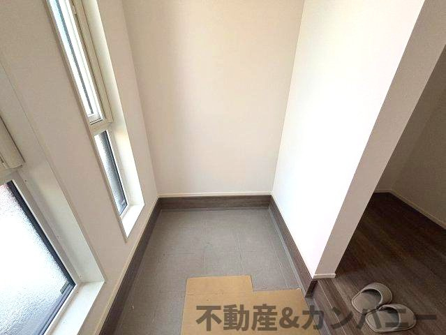 森松町の新築のおうち2号棟　松山市森松町新築戸建の玄関|ちょっとしたものを置けるスペースがあります