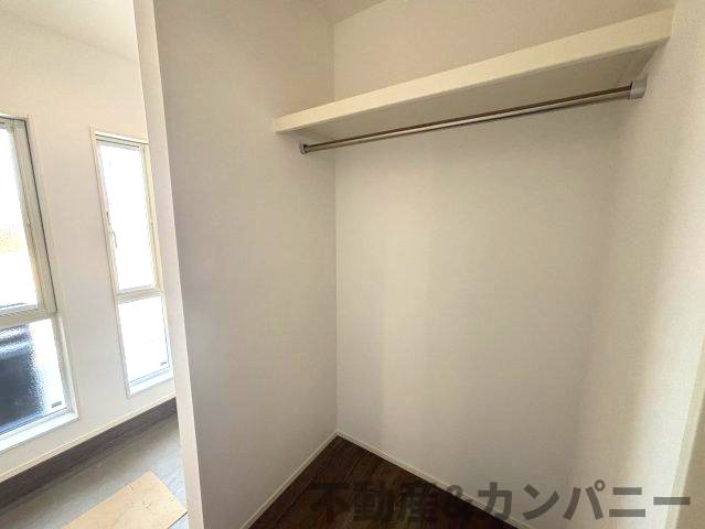 森松町の新築のおうち2号棟　松山市森松町新築戸建の収納|洋服などをかける収納スペースがあります