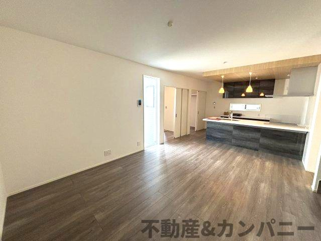 森松町の新築のおうち2号棟　松山市森松町新築戸建の居間・リビング|リビングです