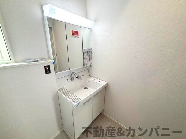 森松町の新築のおうち2号棟　松山市森松町新築戸建の独立洗面台|独立洗面台で身支度をすべて済ませてしまいましょう