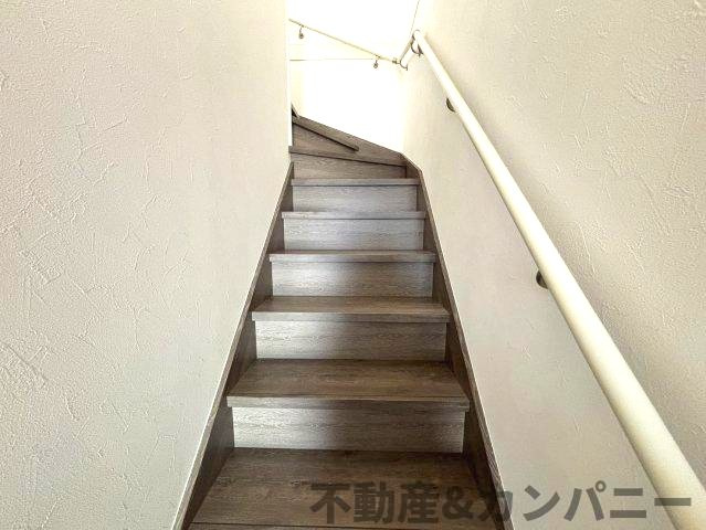 森松町の新築のおうち2号棟　松山市森松町新築戸建のその他|手すり付き階段です