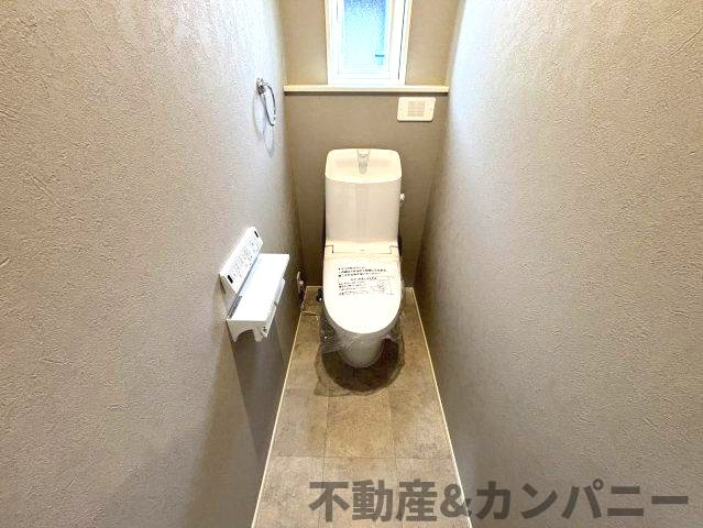 森松町の新築のおうち2号棟　松山市森松町新築戸建のトイレ|コンパクトで使いやすいトイレです