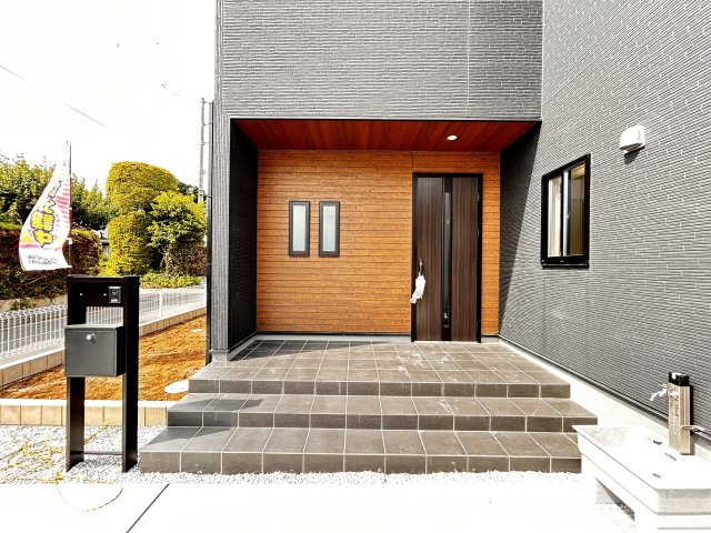 【LiveleGarden】上三川町上三川 第10　全4邸の玄関|〇1号棟　玄関ポーチ〇
防犯に欠かせないインターホンと中身をしっかり守るダイヤル式ポストを標準完備！
入居したその日から、安全でストレスのない快適な生活が始まります☆
※2026年6月撮影