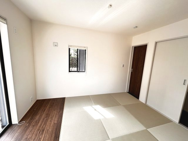 【LiveleGarden】上三川町上三川 第10　全4邸の和室|〇1号棟・6帖和室〇
和室は小さなお子様の遊び場にもに大活躍です！
遊び疲れたらそのままお昼寝も♪
リビングと続き間に出来るので、くつろぎながら見守ることが出来ます。
※2026年6月撮影