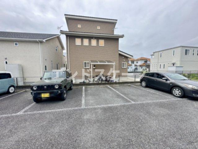 ファミーユの駐車場|高崎、前橋のお部屋探しはエンドスケープまで！お客様の理想お聞かせ下さい♪