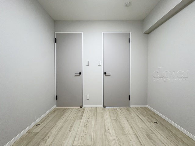 【子供部屋】 | パシフィック中野 | 収納スペースを備えた洋室。現地をご覧になった際には、部屋の大きさのほか、収納部分のサイズなどもご確認ください。～即日のご見学可能～　お問合せはお気軽にどうぞ。