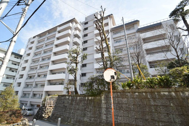【外観】 | パシフィック中野 | 青空によく映える建物です。手入れの行き届いた外壁やマンション正面エントランスなど、綺麗な姿をぜひ一度、現地にてご覧ください。～即日のご見学可能～　お問合せはお気軽にどうぞ。