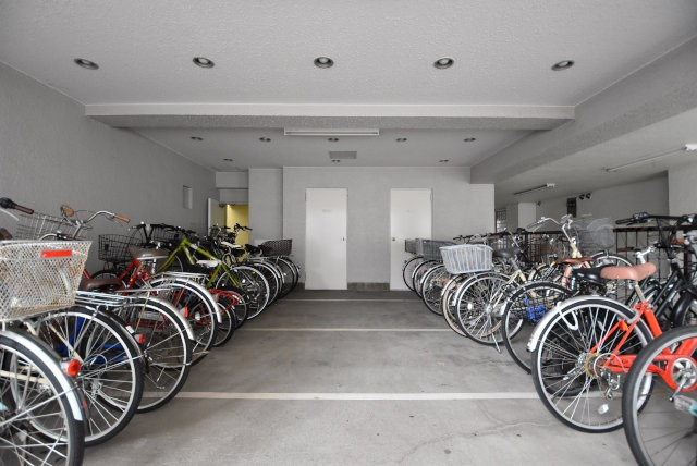 【駐輪場】 | パシフィック中野 | 自転車置き場。マンションの共用部にあたります。空きの有無や駐輪料金、各戸の台数制限などについては、改めてお問い合わせください。～即日のご見学可能～　お問合せはお気軽にどうぞ。