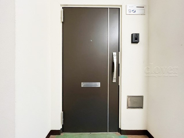 【その他共用部分】 | パシフィック中野 | 皆様をお迎えする、お部屋の玄関ドア。開けやすさや開放角度、ドアノブの操作しやすさや鍵の形状などを、現地で一度ご確認ください。～即日のご見学可能～　お問合せはお気軽にどうぞ。
