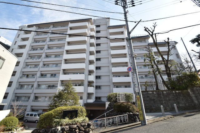【外観】 | パシフィック中野 | 手入れの行き届いた外壁やエントランスなど、「見ればわかる」レベルで清潔感を保ったマンションです。築年数を感じさせない姿で皆様をお出迎えします。～即日のご見学可能～　お問合せはお気軽にどうぞ。