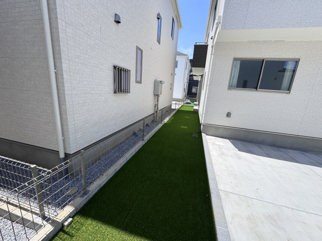 三郷市戸ケ崎５丁目新築戸建【吹上小学校：8分】の庭|南側隣地境界スペース