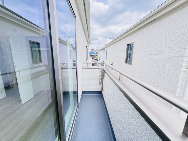 三郷市戸ケ崎５丁目新築戸建【吹上小学校：8分】のバルコニー|寝室前南向きバルコニー・日当たり良好♪