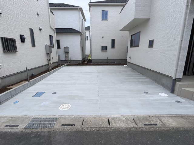 三郷市戸ケ崎５丁目新築戸建【吹上小学校：8分】の駐車場|Ｂ号棟駐車スペース・並列2台駐車可