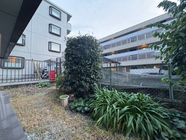 川崎市多摩区長尾５丁目の賃貸マンションの庭