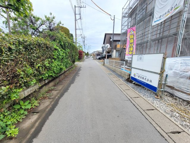 【LiveleGarden】上三川町上三川 第10　全4邸の前面道路含む現地写真|〇前面道路〇
西側約4ｍ（セットバック要）公道。
道路の配置、日当たり、周辺環境もぜひご自身の目でご確認ください。
物件を熟知した弊社がご案内いたします！

※2026年4月撮影