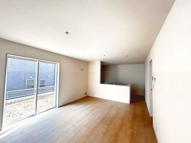 【LiveleGarden】上三川町上三川 第10　全4邸の居間・リビング|〇3号棟・16帖リビング〇
光が隅々まで届く開放的なリビング♪
お子様の遊び場やワークスペースを設けても圧迫感がなく、多目的に使える贅沢なゆとりを叶えました☆
※2026年6月撮影