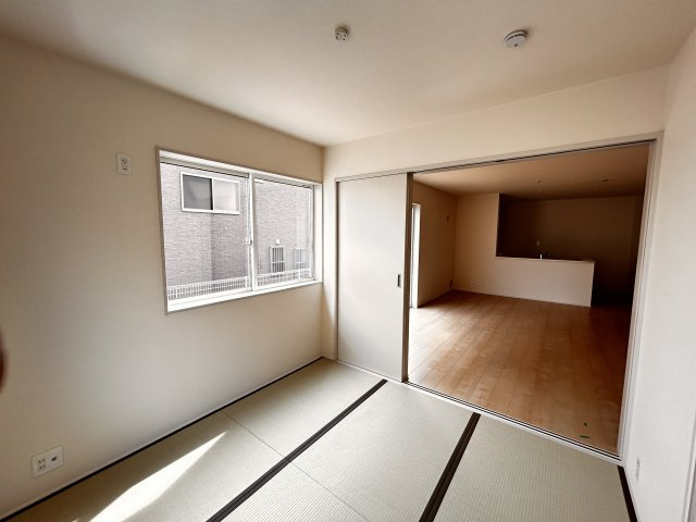 【LiveleGarden】上三川町上三川 第10　全4邸の和室|〇3号棟・4.5帖和室〇
和室の仕切りを開放すればLDKと合わせて広々スペースに早変わり！
和のテイストをプラスした癒しの空間になります。
※2026年6月撮影