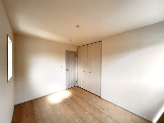 【LiveleGarden】上三川町上三川 第10　全4邸の洋室|〇3号棟・2階6帖洋室〇
シンプルな内装と木の温もりを感じる床材が、心地よいプライベート空間を作り出します♪
自分好みのインテリアで飾れば更に快適になります☆
※2026年6月撮影