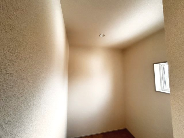 【LiveleGarden】上三川町上三川 第10　全4邸の収納|〇3号棟・2階ストレージルーム〇
限られたスペースを有効活用し、暮らしにゆとりを生む便利な一室！
大容量のストレージとしてだけでなく、独立したワークスペースとしても◎
※2026年6月撮影
