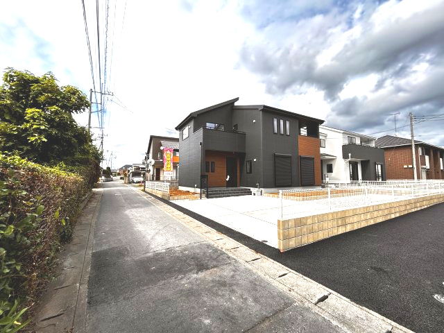 【LiveleGarden】上三川町上三川 第10　全4邸の前面道路含む現地写真|〇前面道路〇
JR「石橋」駅車で約12分。上三川小学校まで徒歩約9分、上三川中学校まで徒歩約9分♪
スーパー、ドラックストアも徒歩圏内の便利な立地です。
※2026年6月撮影