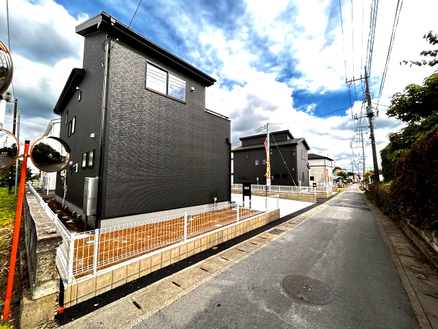 【LiveleGarden】上三川町上三川 第10　全4邸の前面道路含む現地写真|○前面道路〇
西側約4ｍ公道。
通り抜け車両が少なく、驚くほど静かな住環境。
小さなお子様やペットのいるご家庭も、家の前での飛び出し不安が少なく、落ち着いた毎日を過ごせます☆
※2026年6月撮影
