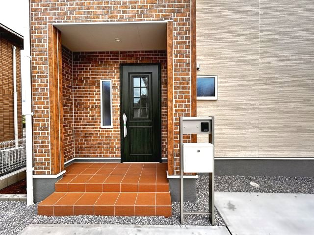 【LiveleGarden】上三川町上三川 第10　全4邸の玄関|〇3号棟〇
来訪者とはインターホン越しに応対できるため、不要な対面を避けられ利便性も抜群！
郵便ポストはダイヤルロック式なので、郵便物の紛失も防げます♪
※2026年6月撮影