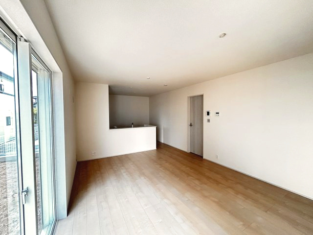 【LiveleGarden】上三川町上三川 第10　全4邸の居間・リビング|〇3号棟・16帖リビング〇
大画面TVの設置場所にも困らない、インテリアプランが考えやすい広々リビング♪
家族団らんの時間も増えそうです！
※2026年6月撮影