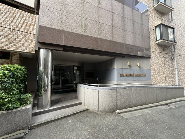 ライオンズマンシヨン山吹町のエントランス