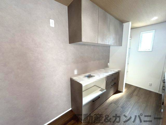 久米窪田町の新築のおうち　松山市久米窪田町新築戸建のキッチン|背面収納付きカップボードです