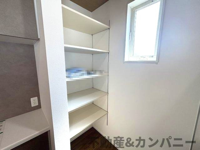 久米窪田町の新築のおうち　松山市久米窪田町新築戸建の収納|カップボードの横に収納スペースがあります