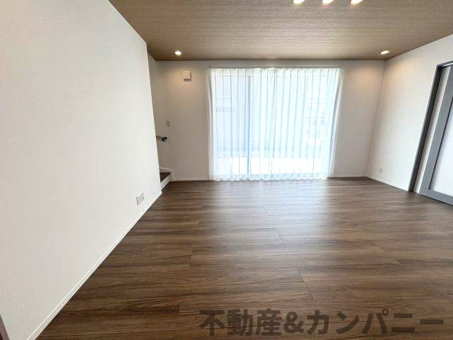 久米窪田町の新築のおうち　松山市久米窪田町新築戸建の居間・リビング|キッチンからみたリビングです